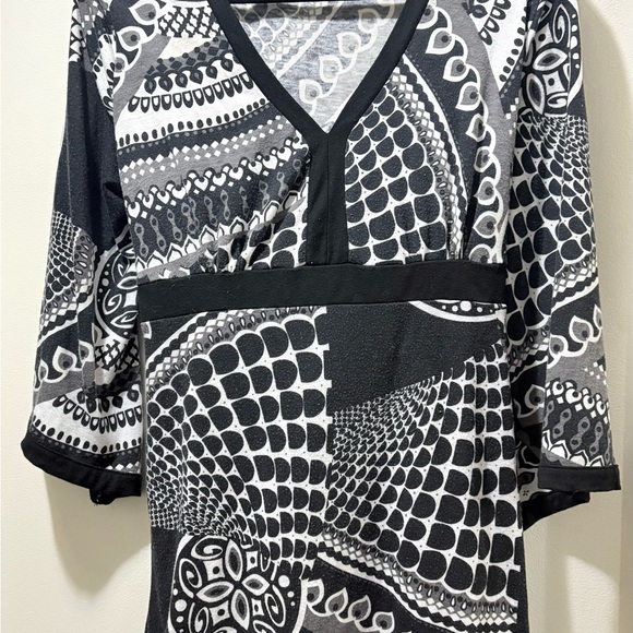 Black and White Patterned Tunic Top - Picture 2 of 5